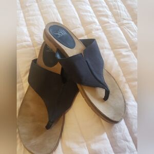 Sofft Women's Black Leather Thong Sandals